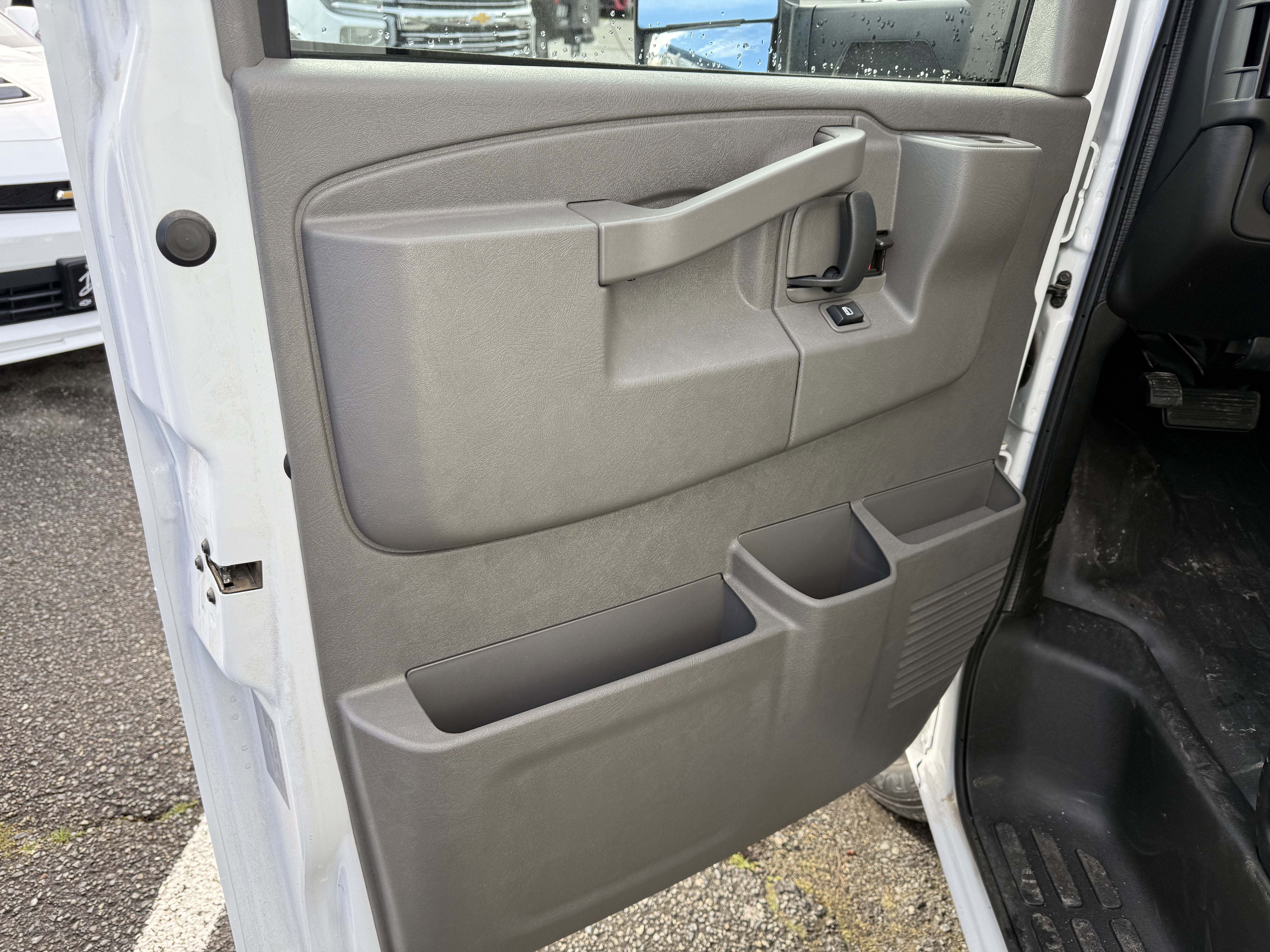 2024 Chevrolet Express Cutaway 3500 1WT