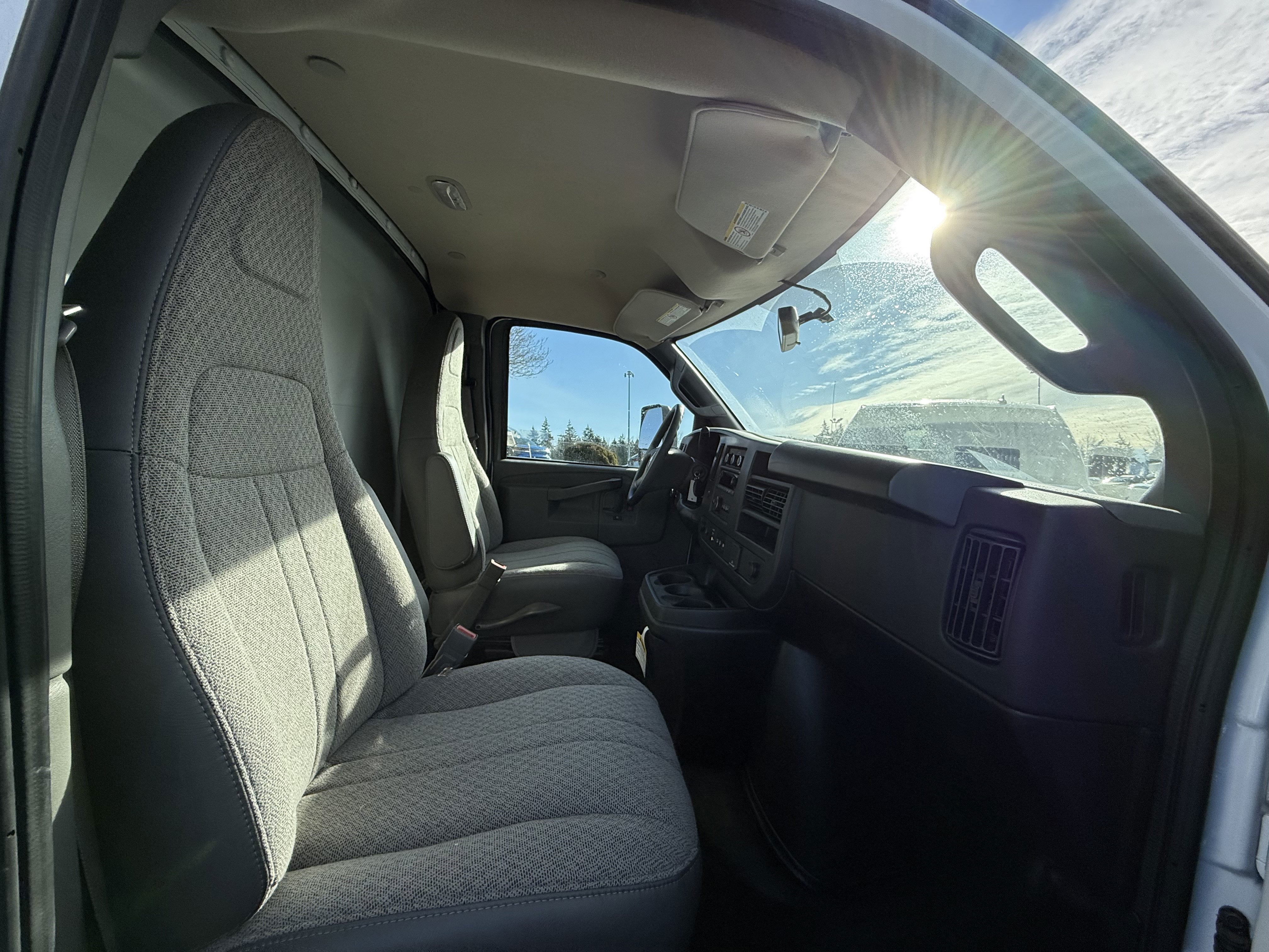 2024 Chevrolet Express Cutaway 3500 1WT