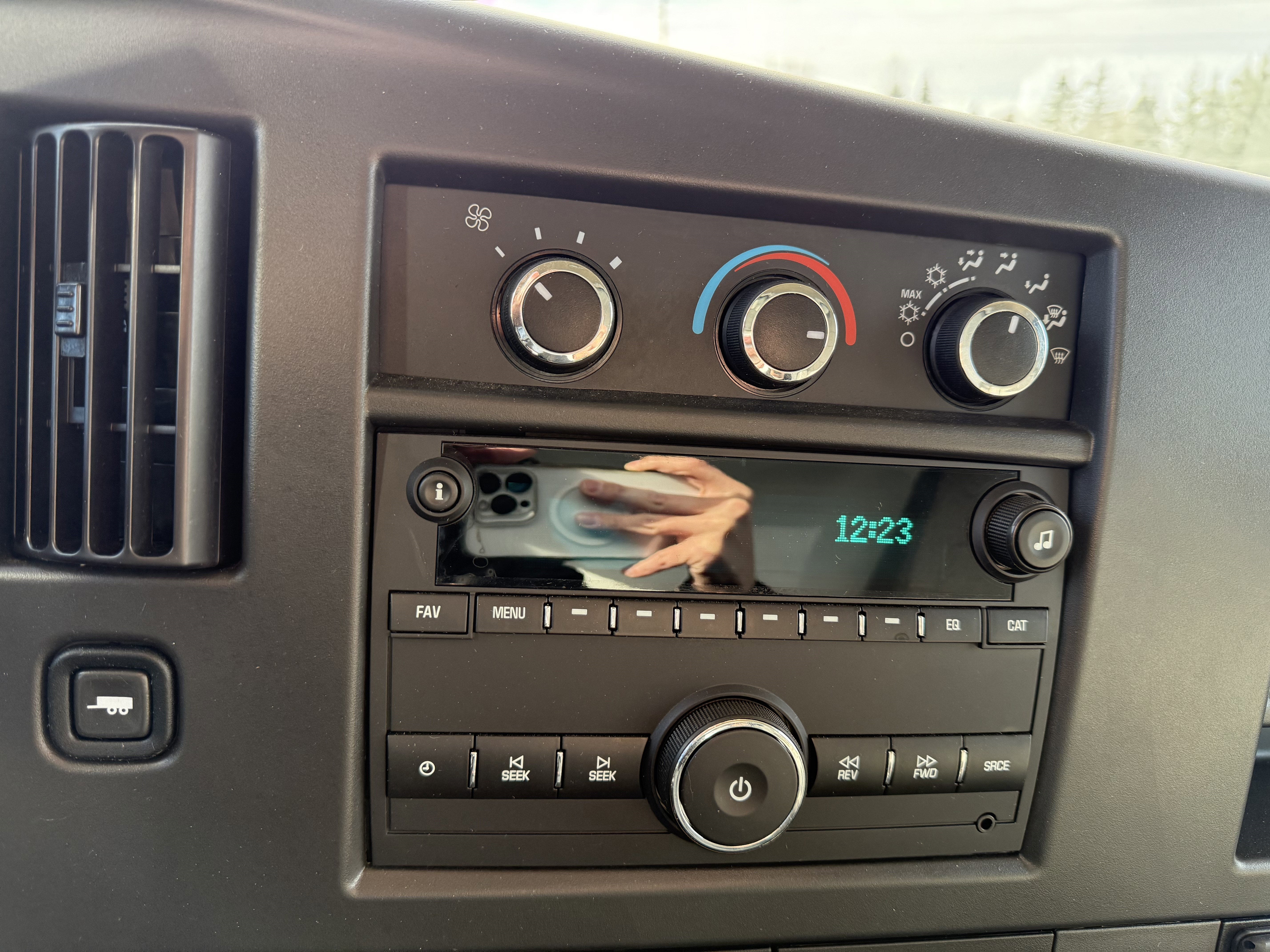 2024 Chevrolet Express Cutaway 3500 1WT