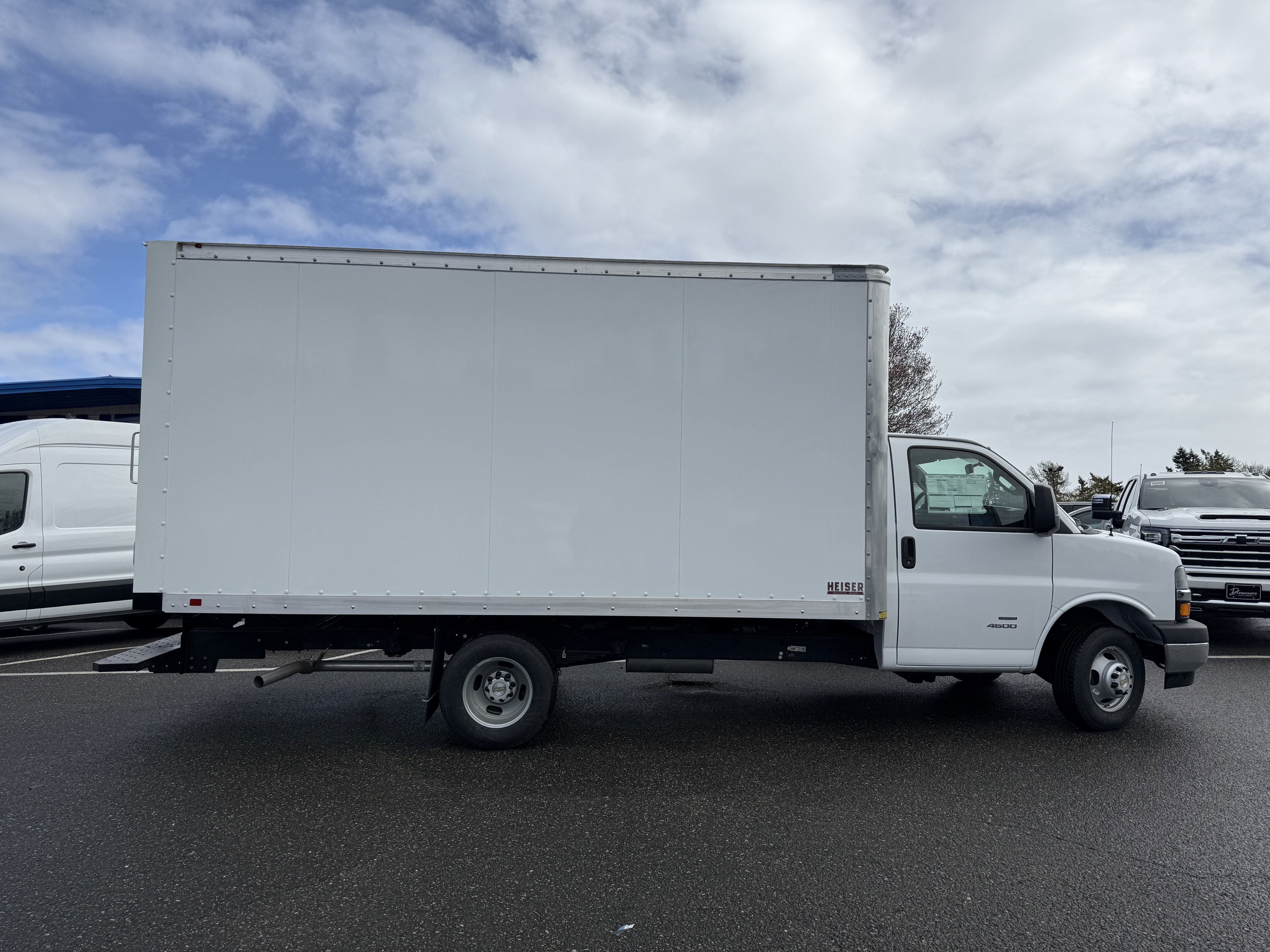 2024 Chevrolet Express Cutaway 4500 2WT
