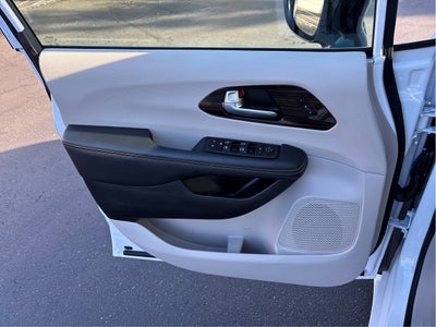 2024 Chrysler Pacifica Limited FWD