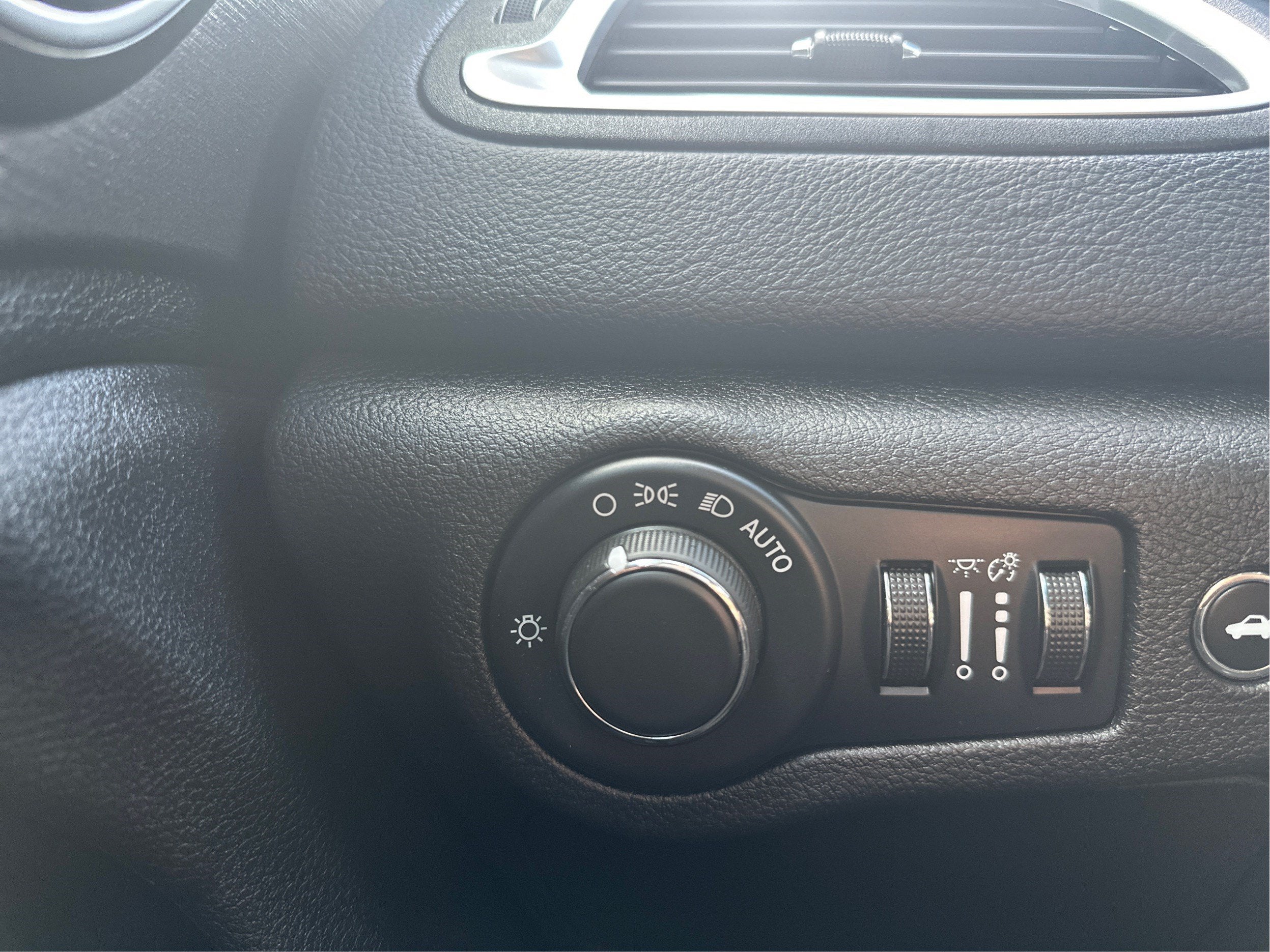 2016 Chrysler 200 LX