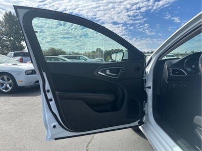 2016 Chrysler 200 LX