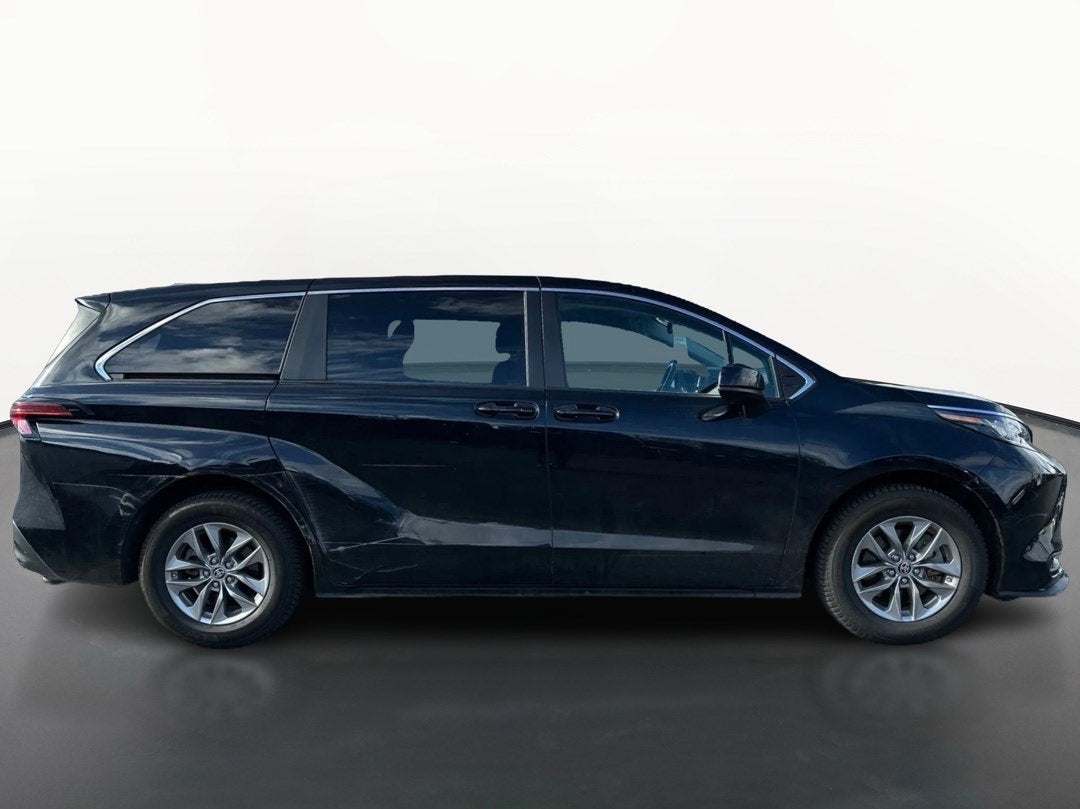 2022 Toyota Sienna LE
